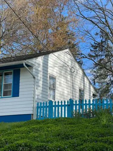 That electric blue fence truly makes this cozy home pop!